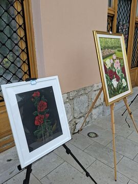 Dobimo se v Kindlerjevem parku (17)_v ospredju vrtnice Franca Močilnikarja